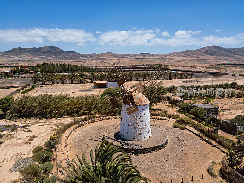 西班牙加那利群岛富埃尔特文图拉的El Cotillo附近的Molino del Roque风车鸟瞰图。